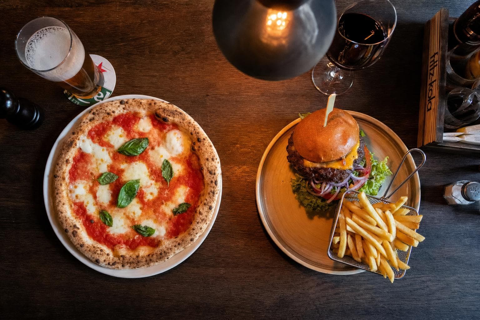 Pizza und Burger im Feuervogel